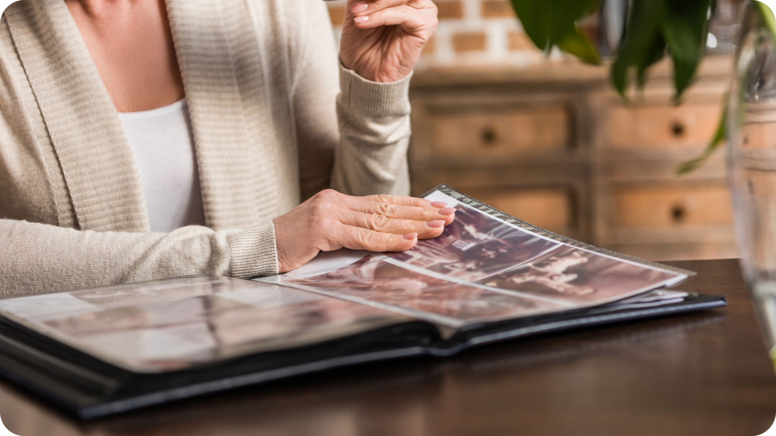 Woman Declining to Send Photo Album to iMemories